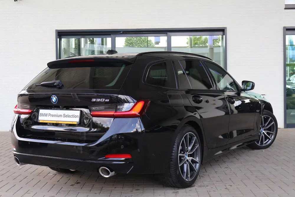 BMW 3-serie Touring 330e uit 2022, foto 2