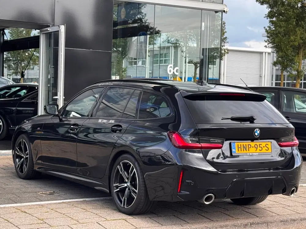 BMW 3-serie 320i uit 2023, foto 10