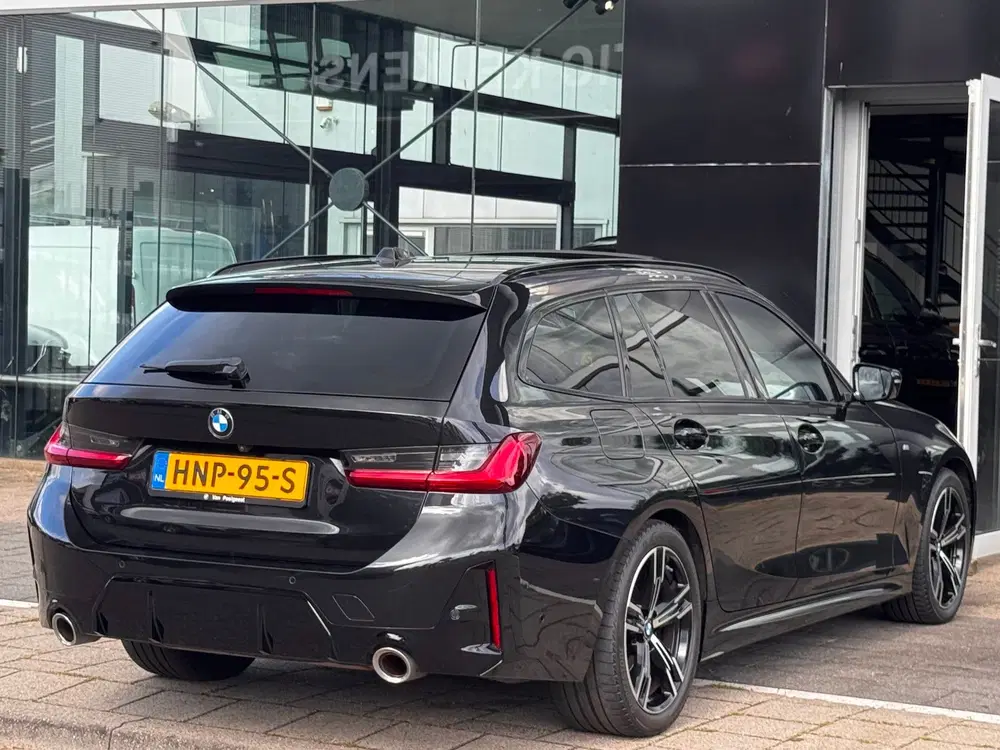 BMW 3-serie 320i uit 2023, foto 11