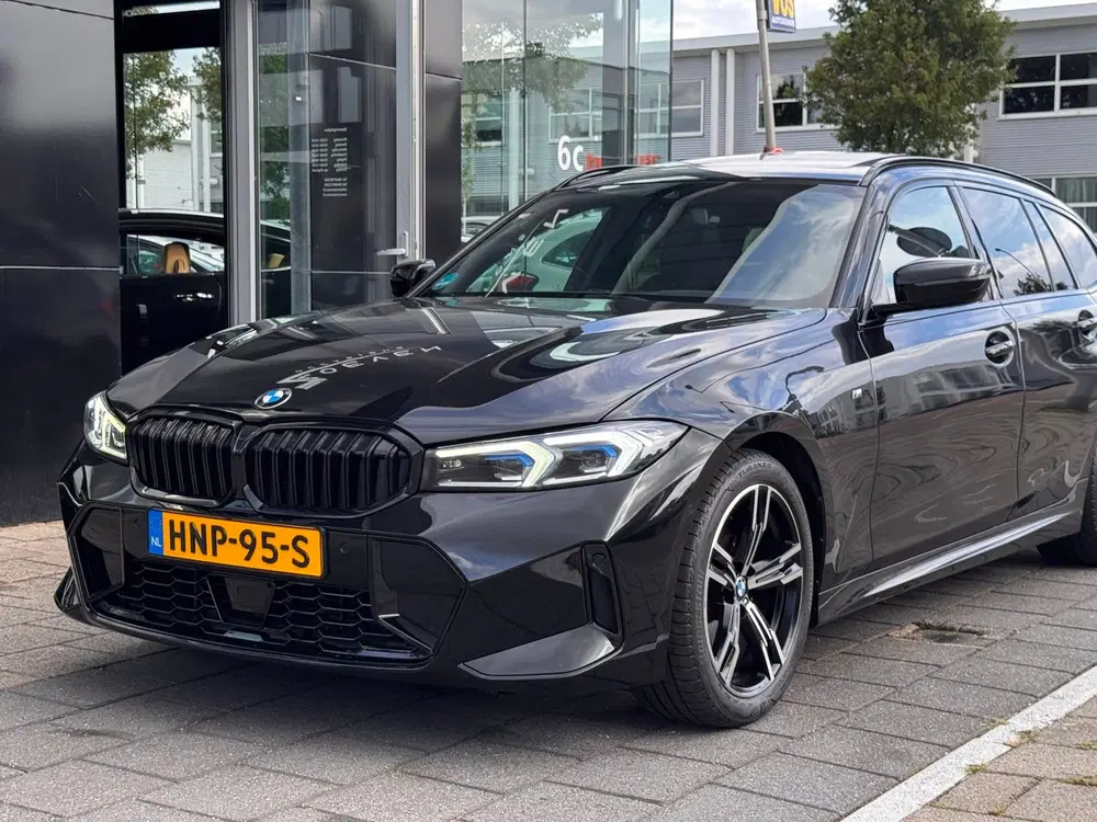 BMW 3-serie 320i uit 2023, foto 14