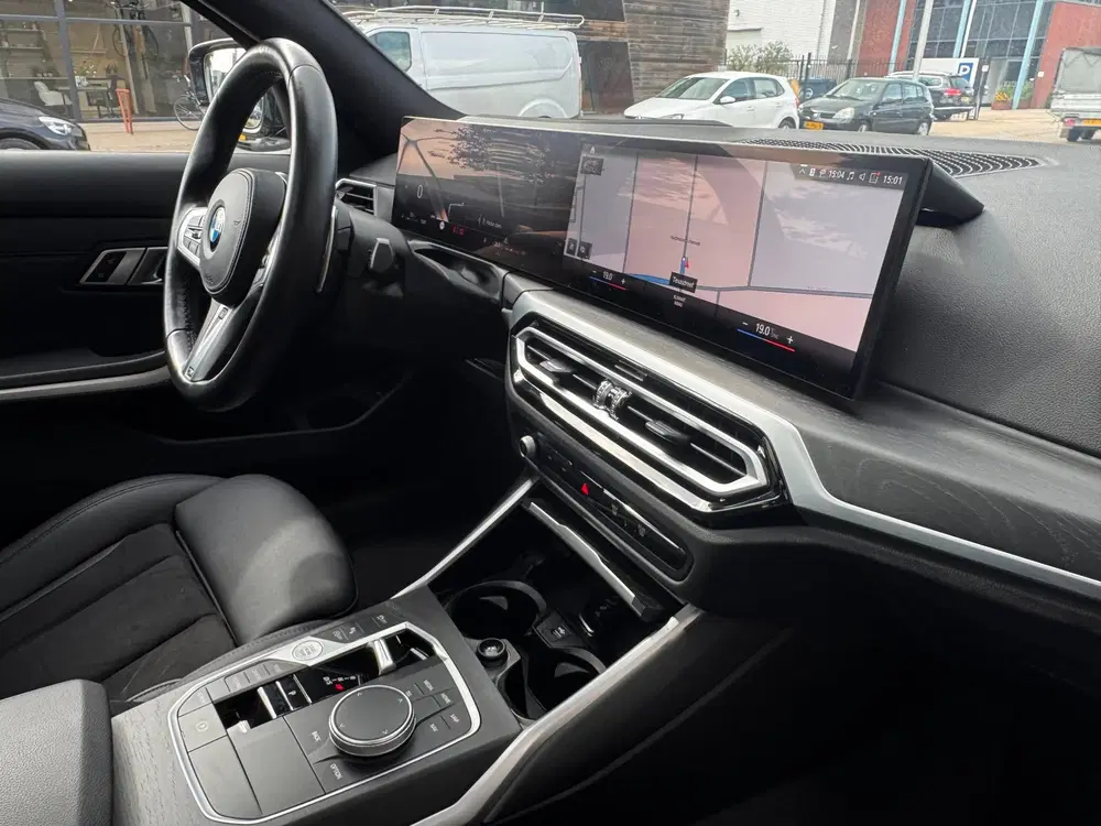 BMW 3-serie 320i uit 2023, foto 16