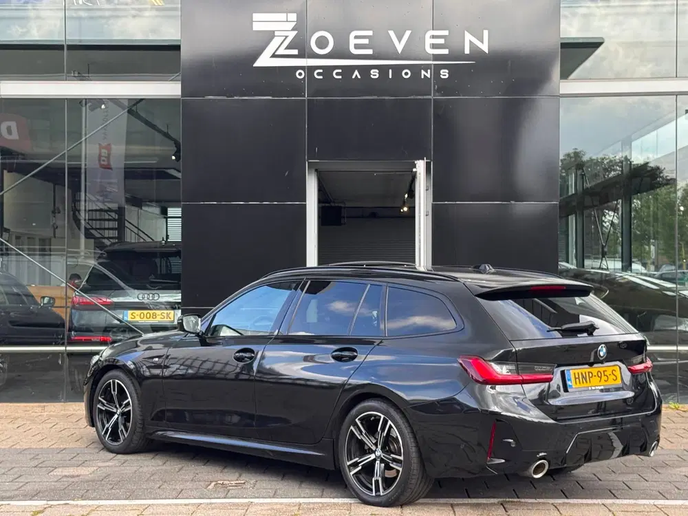 BMW 3-serie 320i uit 2023, foto 2