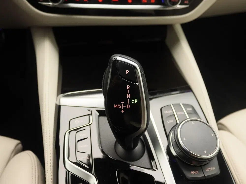 BMW 5-serie 530e Business Edition Plus uit 2023, foto 12