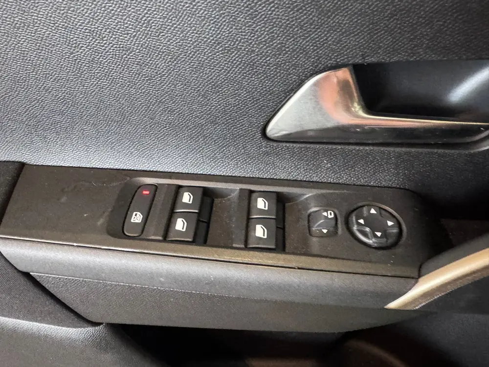 Lancia Ypsilon 1.2 Turbo Hybrid uit 2024, foto 17