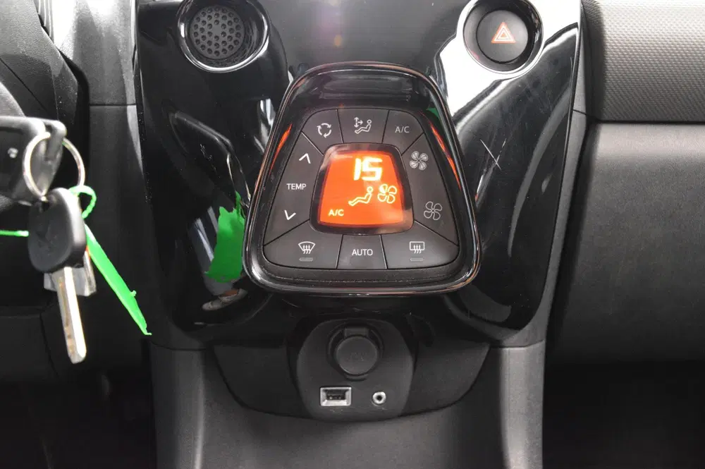 Peugeot 108 1.0 e-VTi Allure Groot scherm en camera uit 2020, foto 13