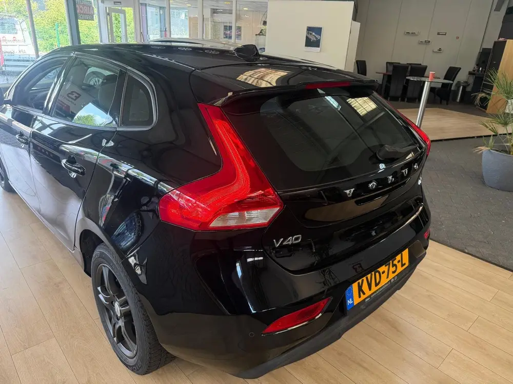 Volvo V40 2.0 T2 Inscription uit 2019, foto 12