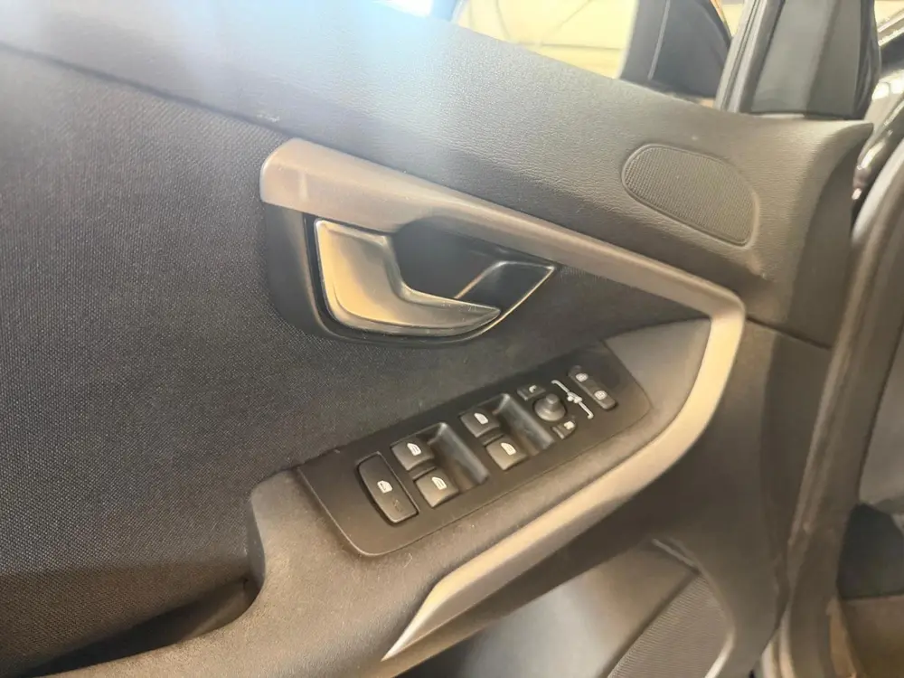 Volvo V40 2.0 T2 Inscription uit 2019, foto 16