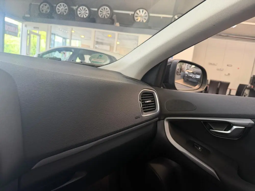 Volvo V40 2.0 T2 Inscription uit 2019, foto 17