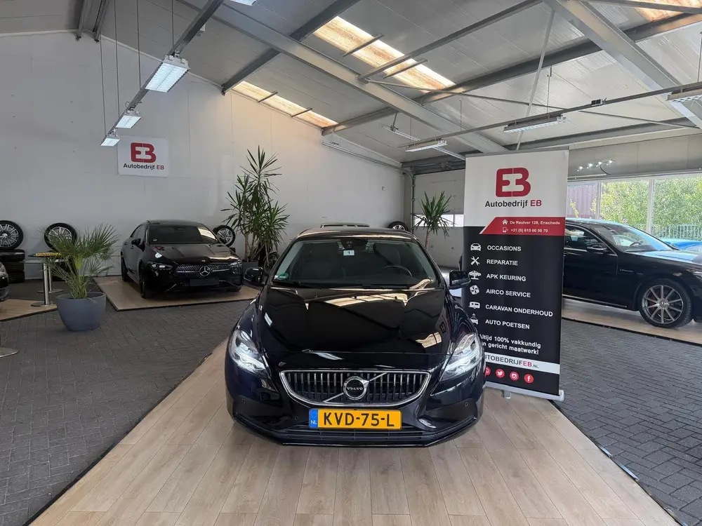 Volvo V40 2.0 T2 Inscription uit 2019, foto 2