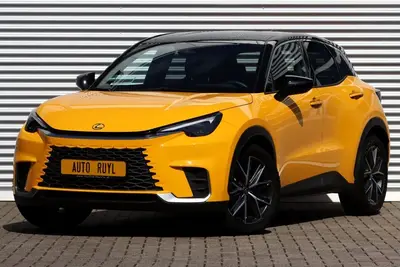 Lexus LBX Cool 2WD Two-Tone 8.887 Km Passionate Yell uit 2024