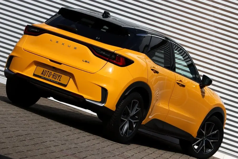 Lexus LBX Cool 2WD Two-Tone 8.887 Km Passionate Yell uit 2024, foto 12