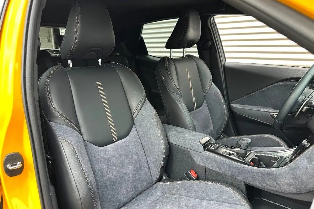 Lexus LBX Cool 2WD Two-Tone 8.887 Km Passionate Yell uit 2024, foto 14