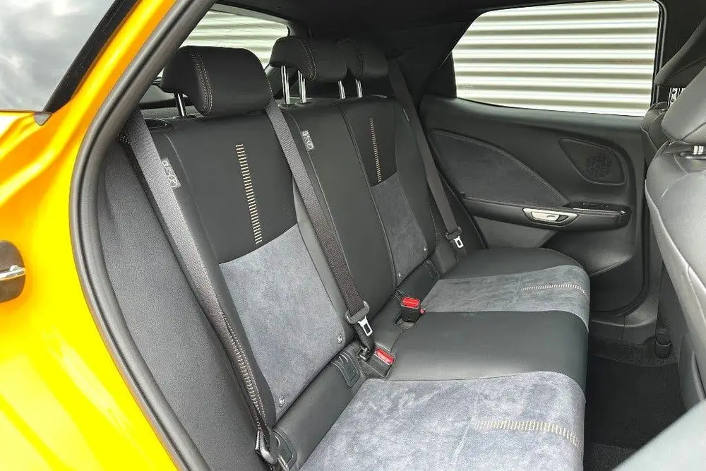 Lexus LBX Cool 2WD Two-Tone 8.887 Km Passionate Yell uit 2024, foto 17