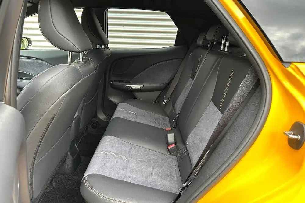 Lexus LBX Cool 2WD Two-Tone 8.887 Km Passionate Yell uit 2024, foto 18