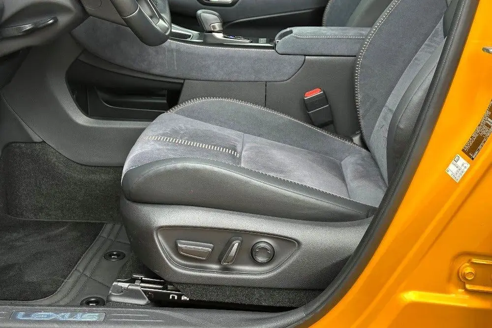Lexus LBX Cool 2WD Two-Tone 8.887 Km Passionate Yell uit 2024, foto 20