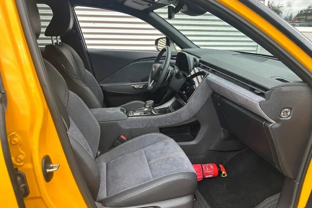 Lexus LBX Cool 2WD Two-Tone 8.887 Km Passionate Yell uit 2024, foto 4