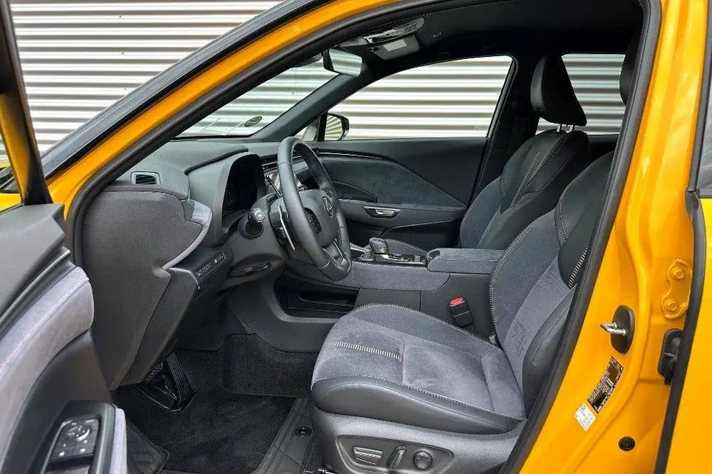 Lexus LBX Cool 2WD Two-Tone 8.887 Km Passionate Yell uit 2024, foto 5