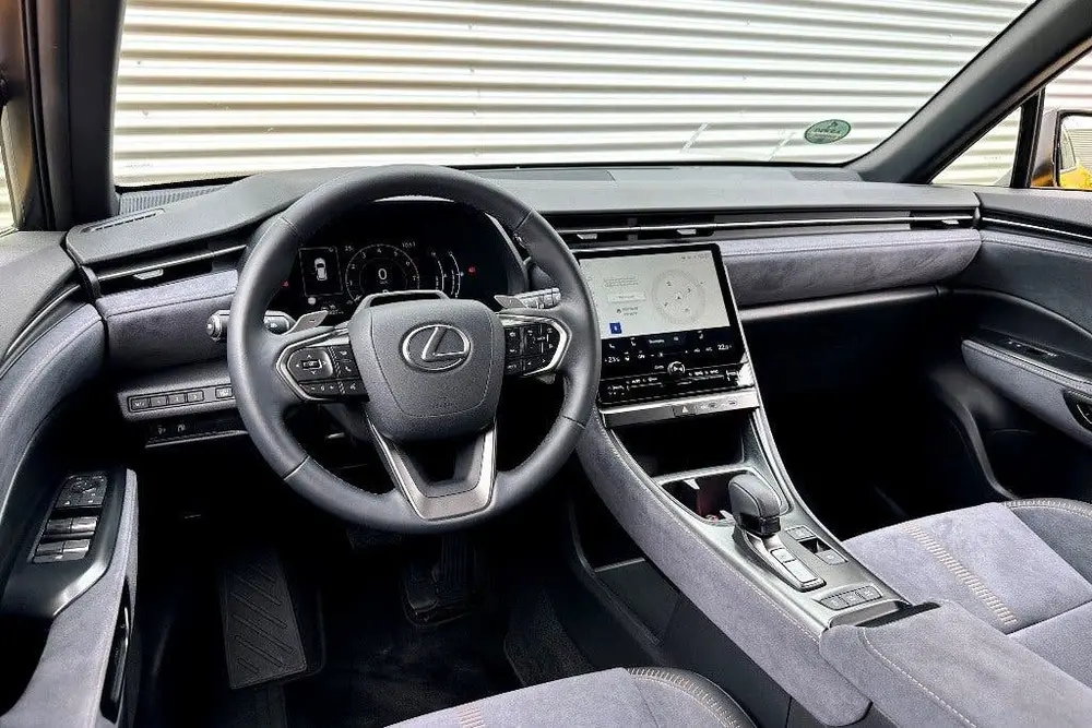 Lexus LBX Cool 2WD Two-Tone 8.887 Km Passionate Yell uit 2024, foto 9