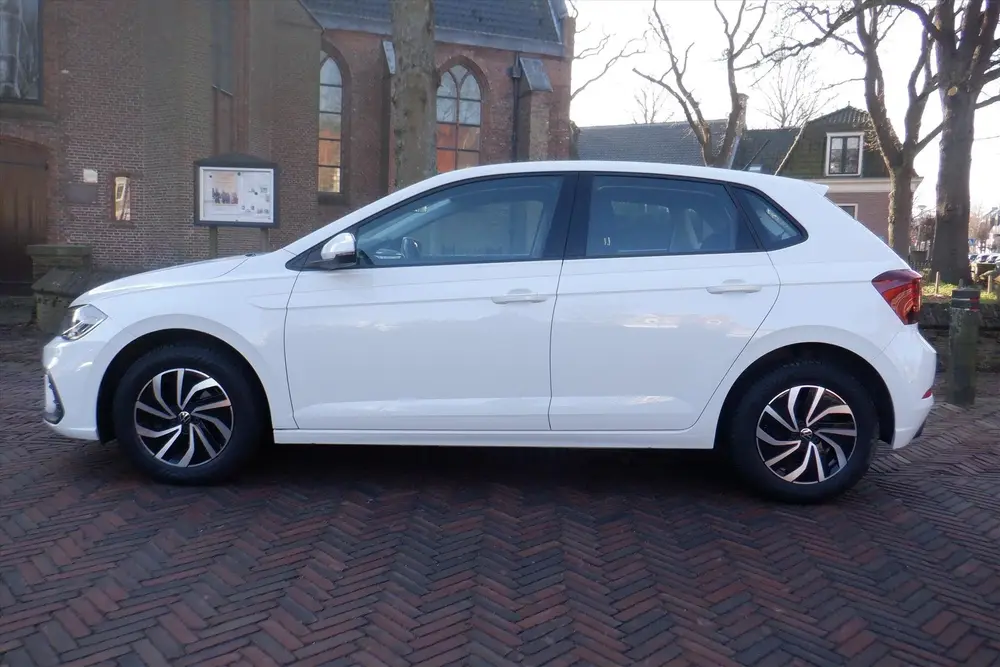 Volkswagen Polo 1.0 TSI 95pk Life PDC voor en achter -CARPLA uit 2023, foto 2