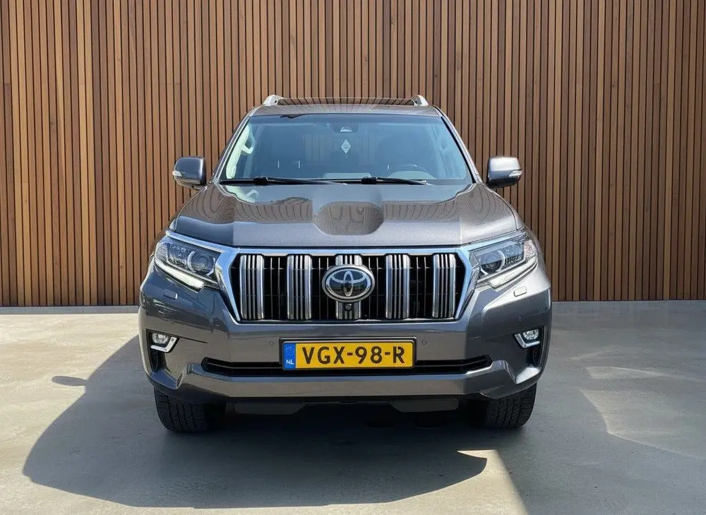 Toyota Land Cruiser 2.8 D-4D-F Executive Window Van uit 2019, foto 2