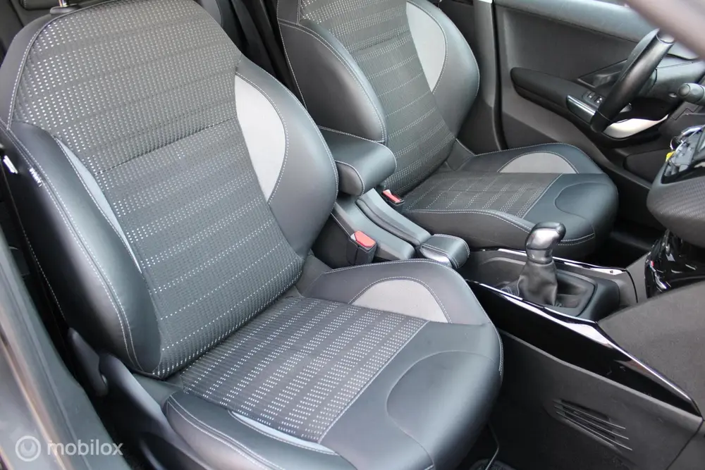 Peugeot 2008 1.2 110 PK Turbo GT-line, Donker glas, Pdc voor uit 2019, foto 14