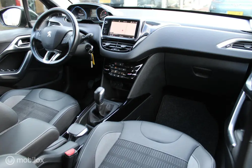 Peugeot 2008 1.2 110 PK Turbo GT-line, Donker glas, Pdc voor uit 2019, foto 2