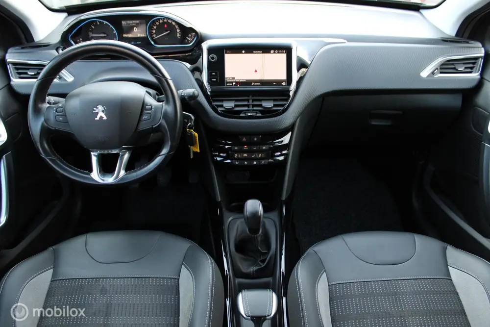 Peugeot 2008 1.2 110 PK Turbo GT-line, Donker glas, Pdc voor uit 2019, foto 4