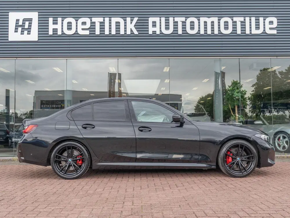 BMW 3-serie 330i uit 2023, foto 11