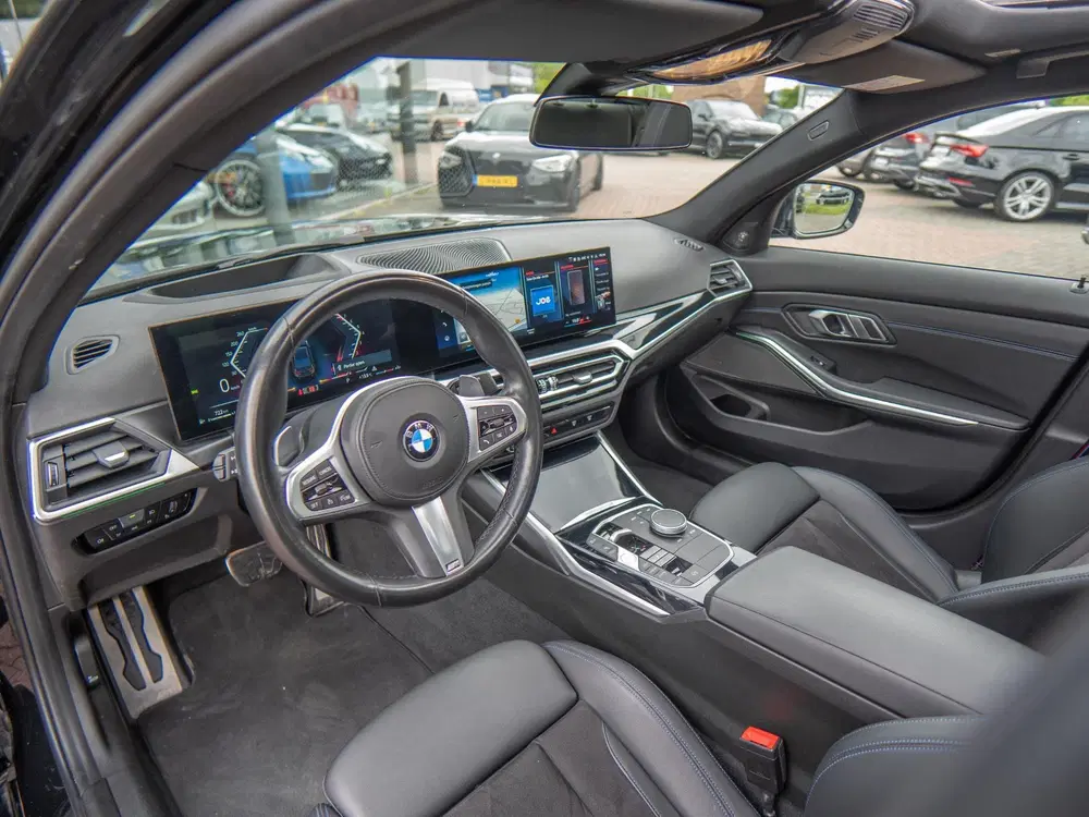 BMW 3-serie 330i uit 2023, foto 12