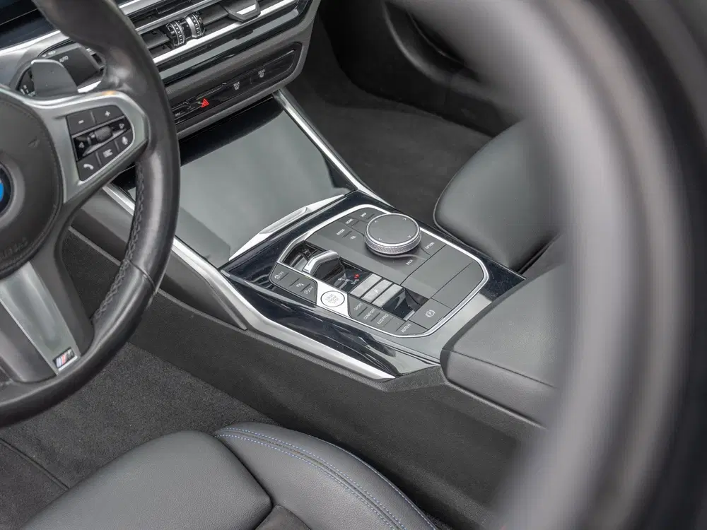 BMW 3-serie 330i uit 2023, foto 13