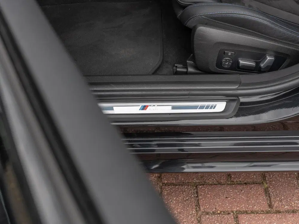 BMW 3-serie 330i uit 2023, foto 14