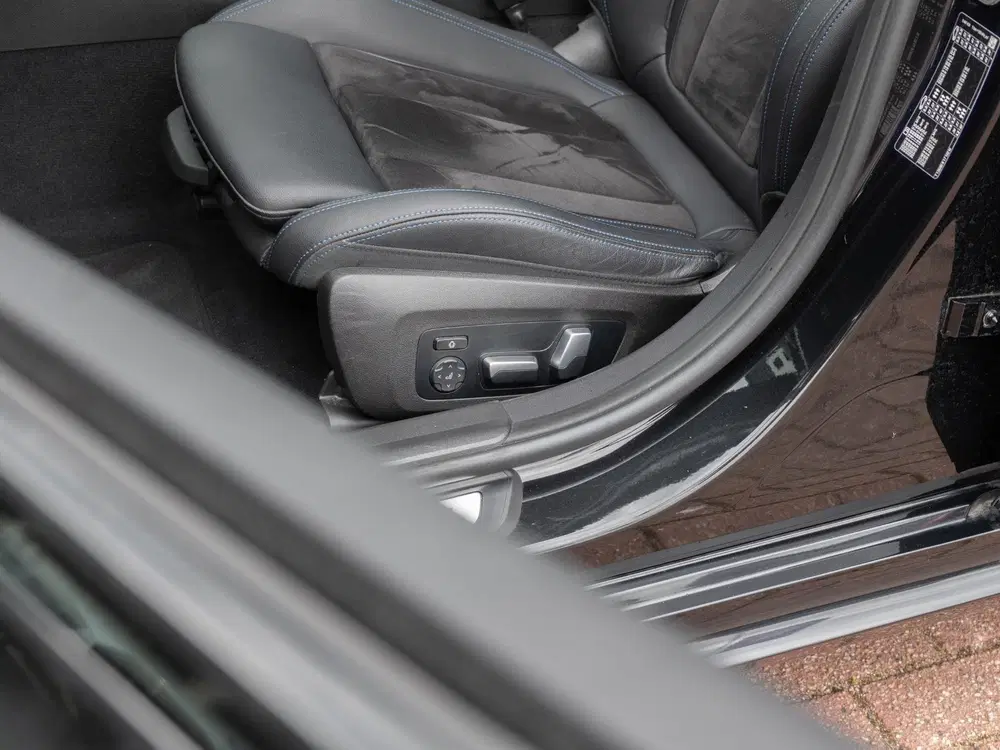 BMW 3-serie 330i uit 2023, foto 15