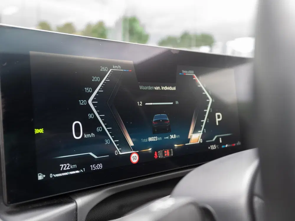 BMW 3-serie 330i uit 2023, foto 16