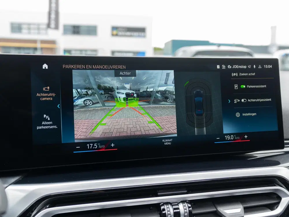 BMW 3-serie 330i uit 2023, foto 18