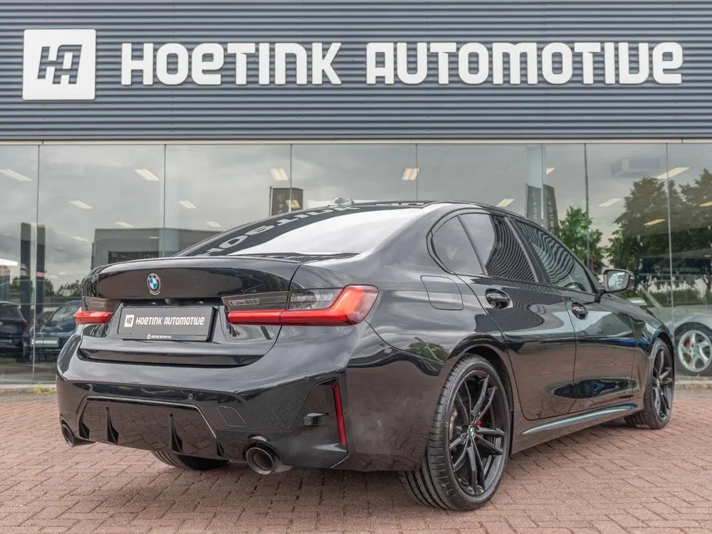 BMW 3-serie 330i uit 2023, foto 2