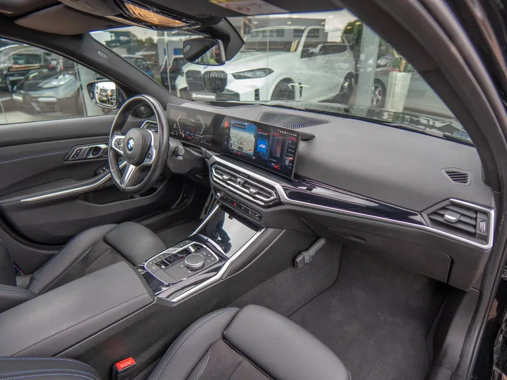 BMW 3-serie 330i uit 2023, foto 5