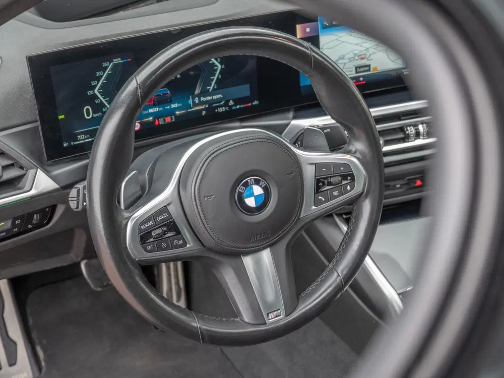 BMW 3-serie 330i uit 2023, foto 6