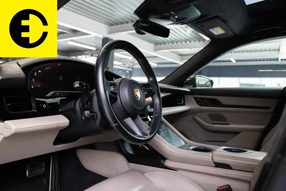 Porsche Taycan Turbo 93 kWh uit 2021, foto 18