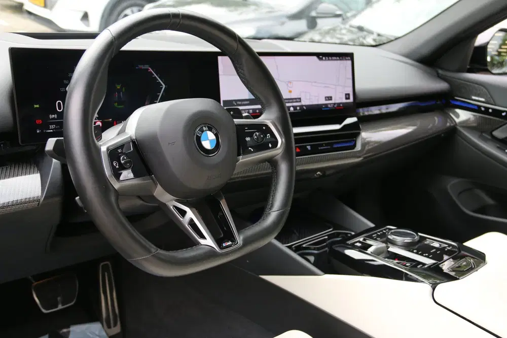 BMW 5-serie 520i M-PAKKET DEALER OND NL-AUTO NAP PANO uit 2024, foto 11