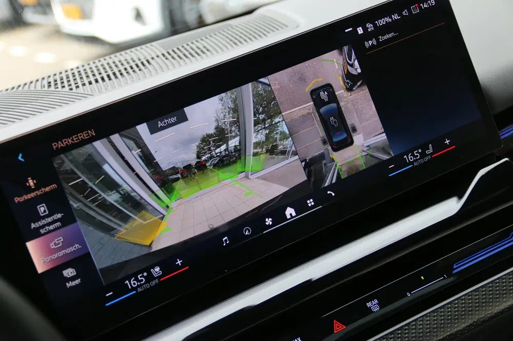 BMW 5-serie 520i M-PAKKET DEALER OND NL-AUTO NAP PANO uit 2024, foto 12