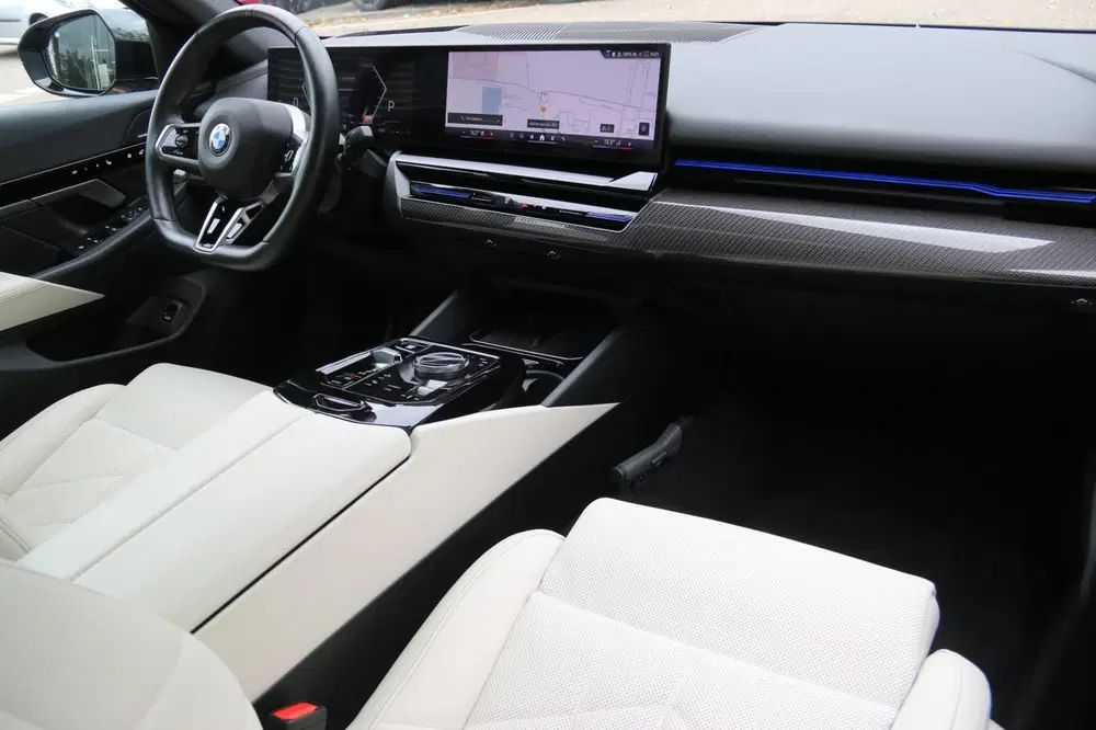 BMW 5-serie 520i M-PAKKET DEALER OND NL-AUTO NAP PANO uit 2024, foto 14