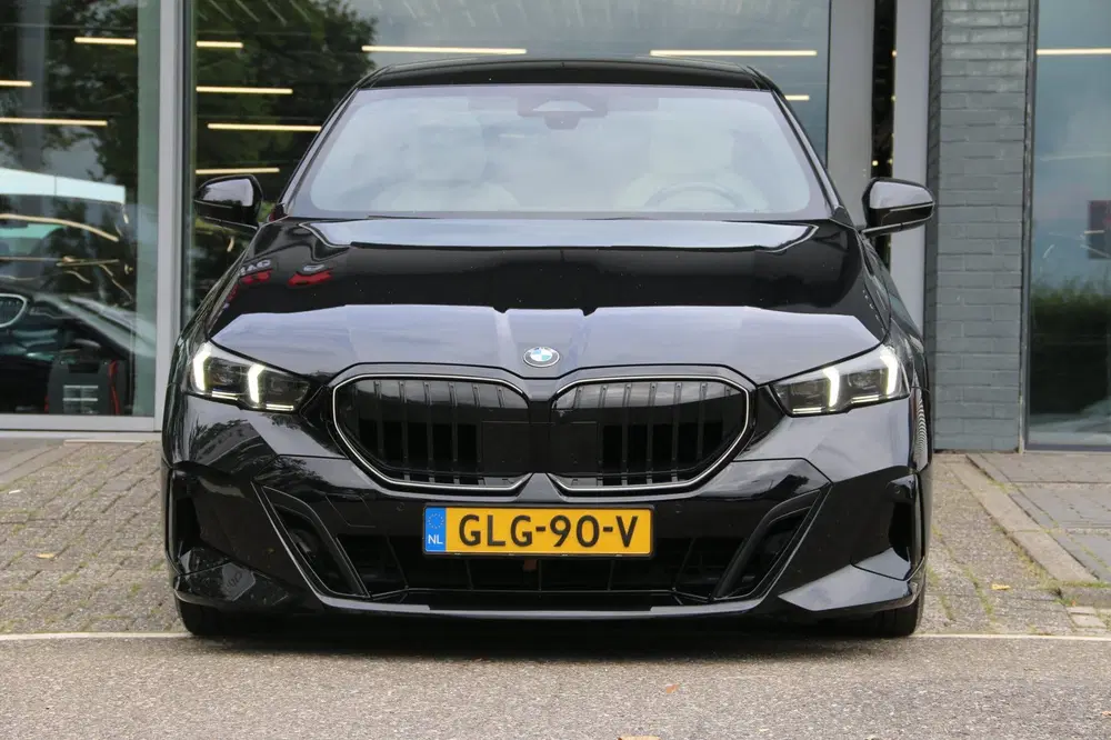 BMW 5-serie 520i M-PAKKET DEALER OND NL-AUTO NAP PANO uit 2024, foto 2