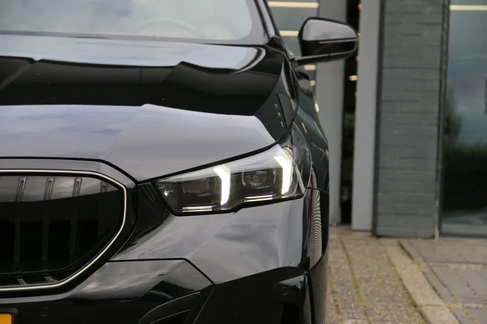 BMW 5-serie 520i M-PAKKET DEALER OND NL-AUTO NAP PANO uit 2024, foto 3