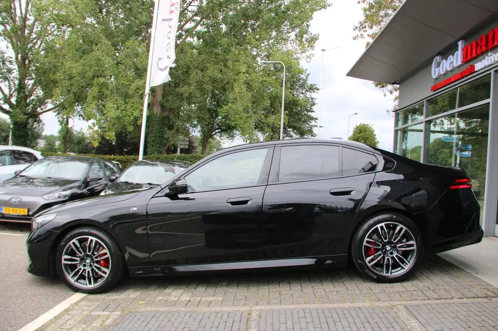 BMW 5-serie 520i M-PAKKET DEALER OND NL-AUTO NAP PANO uit 2024, foto 4
