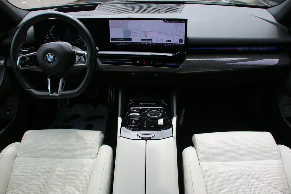 BMW 5-serie 520i M-PAKKET DEALER OND NL-AUTO NAP PANO uit 2024, foto 9