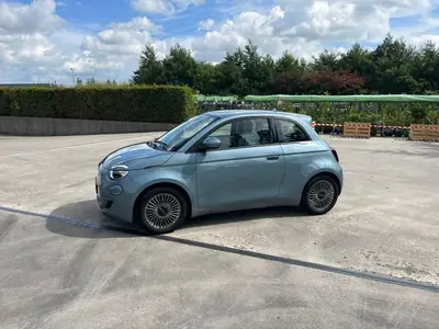 Fiat 500 E 3+1 87kW 118pk oktober 2021 Blauw metalic uit 2021