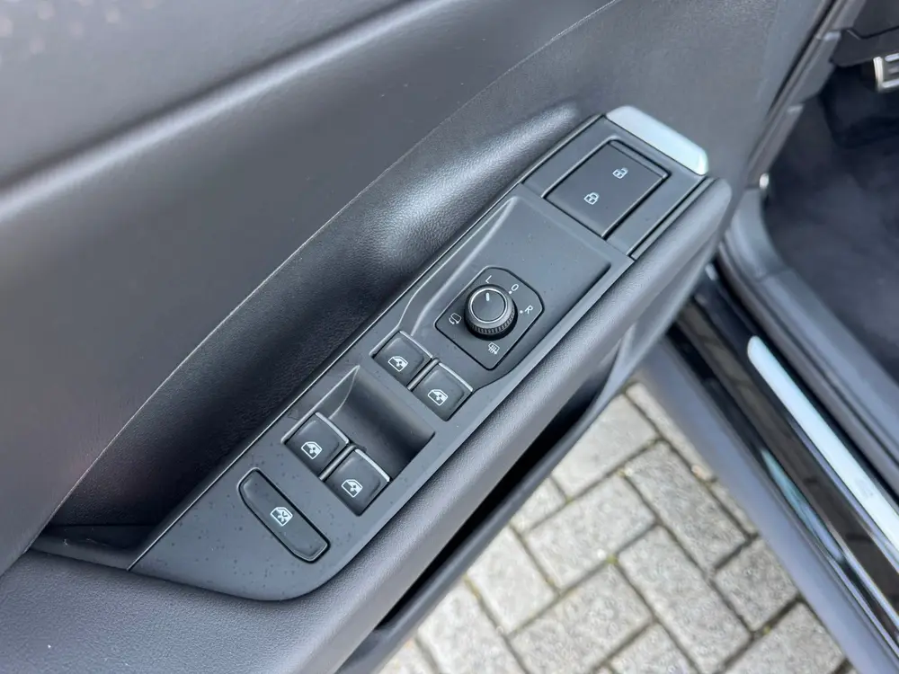 Volkswagen T-Roc 1.5 eTsi 2x R-Line First Edition Black Styl uit 2026, foto 17