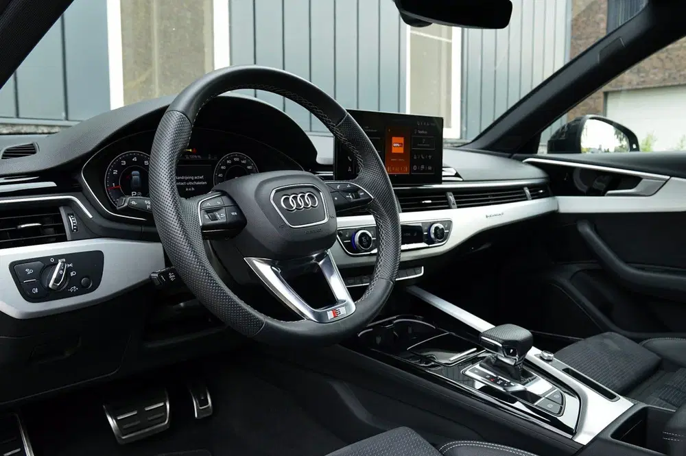 Audi A4 40 TFSI quattro S edition Competition Rijk uit 2024, foto 12