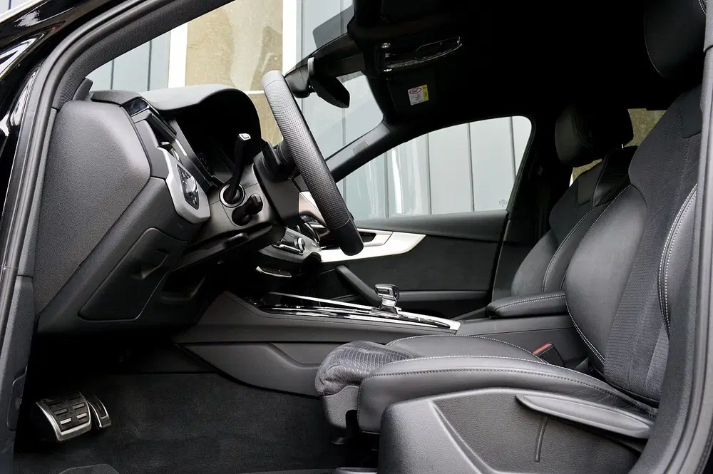 Audi A4 40 TFSI quattro S edition Competition Rijk uit 2024, foto 13
