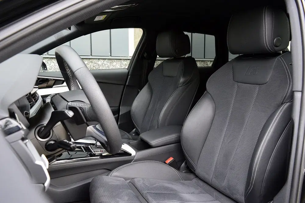 Audi A4 40 TFSI quattro S edition Competition Rijk uit 2024, foto 14